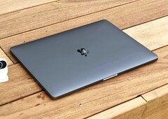 Apple 据传即将推出首款采用 iPhone 芯片组的 MacBook