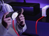 OnePlus 的紧凑型液体冷却散热器上安装了磁性无线充电插头。(图片来源:OnePlus)