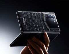 Vertu AlphaFold 可以选择小牛皮或鳄鱼皮包覆。