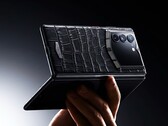 Vertu AlphaFold 可以选择小牛皮或鳄鱼皮包覆。