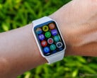 Smart Band 10 Pro(如图)配备 1.74 英寸 AMOLED 显示屏