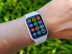Smart Band 10 Pro(如图)配备 1.74 英寸 AMOLED 显示屏