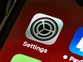 iPhone 屏幕上“设置”应用图标的特写