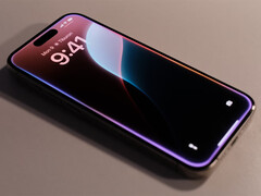 iPhone 16 Pro 使用传统的 OLED 显示屏，与 iPad Pro 的同类产品不同。(图片来源：Appshunter.io 和 Unsplash）