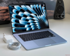 Apple 桌面上的 15 英寸 MacBook Air（图片来源：Notebookcheck）