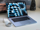 Apple 桌面上的 15 英寸 MacBook Air（图片来源：Notebookcheck）