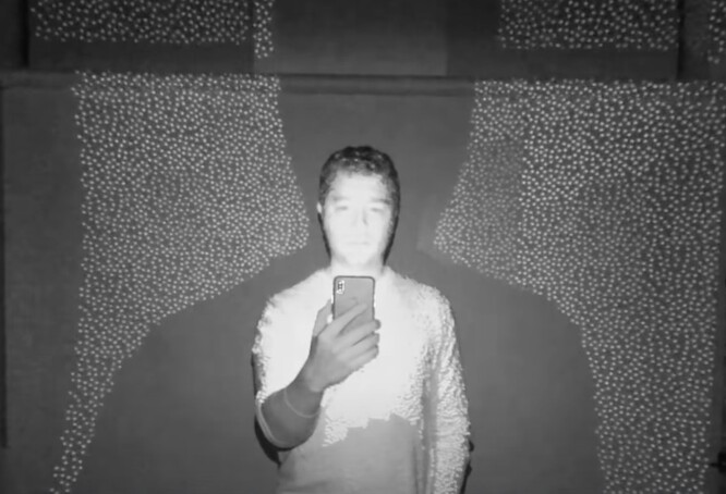 AppleFaceID 利用点阵投影仪、泛光照明器和红外传感器工作。(来源：YouTube 上的 Tech Insider）