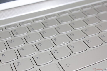 按键反馈比传统的ThinkPad笔记本电脑上的按键要轻和浅得多。如果你以前在IdeaPad笔记本电脑上打过字，那么你就会知道在这里会有什么期待。