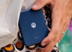 摩托罗拉 Razr 60 采用了新的颜色。不过，与前代产品相比，其他方面变化不大。(图片来源：摩托罗拉）