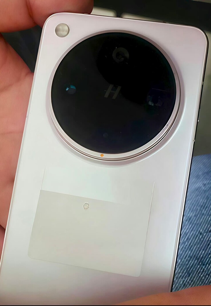 据一位知名人士透露，这是 Oppo Find X8 Ultra 上哈苏相机的真实照片。