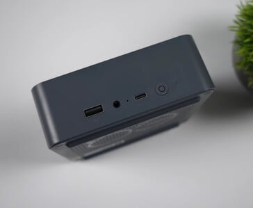 Beelink EQi 304 迷你电脑的前置 I/O 接口包括一个 USB Type-A 接口、一个 3.5 毫米音频插孔、一个 USB-C 接口以及电源按钮。