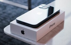 Apple 无需拆开 iPhone 包装即可安装更新。(图片：Dennis Cortés）