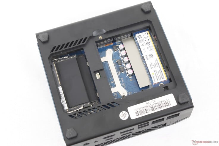 三个 M.2 2280 SSD 插槽和两个 DDR5 SODIMM 插槽,使用十字螺丝刀即可轻松拆卸
