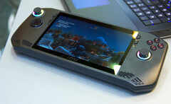微星在 Claw 手持游戏 PC 的显示屏技术上徘徊不前。(图片来源：YouTube 上的 NotebookcheckReviews）