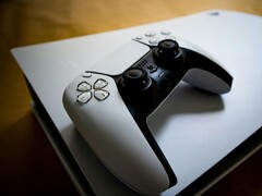 PlayStation 5 游戏机和 DualSense 手柄。(图片来源：Pexels / Pascal）