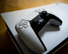 PlayStation 5 游戏机和 DualSense 手柄。(图片来源：Pexels / Pascal）