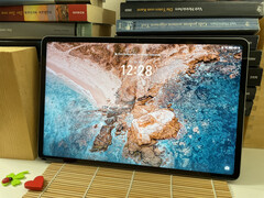 Honor Pad 10 的充电功率可达 35 瓦。在我们的测试中,一个完整的充电周期在相对较短的 1 小时 48 分钟内完成。(图片来源:Notebookcheck)