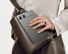 iPlay 80 mini Turbo 的外形设计与 Legion Tab Gen 5 相似。图为:一张展示该平板电脑背面的宣传图片。