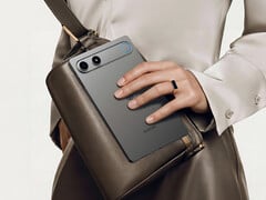 iPlay 80 mini Turbo 的外形设计与 Legion Tab Gen 5 相似。图为：一张展示该平板电脑背面的宣传图片。