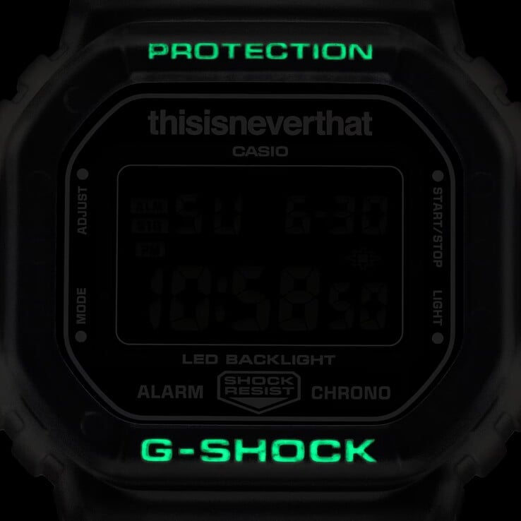 卡西欧 G-Shock DW-5600TNT-7 表圈上的夜光刻度在黑暗环境中会发出绿色光芒。