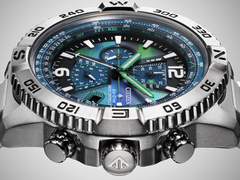 图为渐变色背景下的 Citizen Promaster Sky AT8220-55W 表盘和表壳特写。(图片来源:Citizen HK)