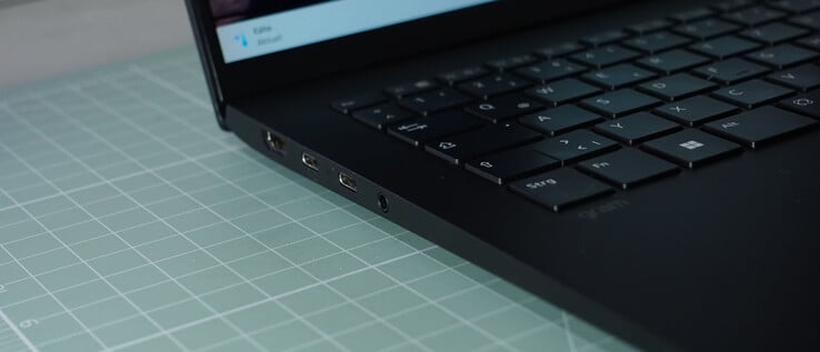 HDMI，2 x USB-C mit Thunderbolt，DP 和 PD，3.5 毫米耳机接口