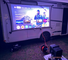 Anker 的 Nebula X1 投影仪还可以在户外使用（图片来源：Marcus Schwarten / Notebookcheck）