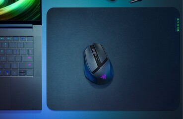 鼠标垫上的 Razer Basilisk Mobile 游戏鼠标（图片来源：Razer）