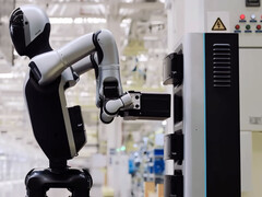 Walker S2 机器人自己更换电池。(图片来源：UBTech/YT）