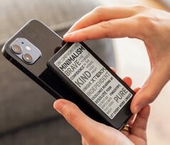 Xteink X4 Pro 电子书阅读器配备 4.3 英寸显示屏,机身极为小巧。