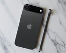 据广泛传言，即将推出的Apple iPhone 17 Air 薄度仅为 5.5 毫米。(图片来源：zellzoi，已编辑）