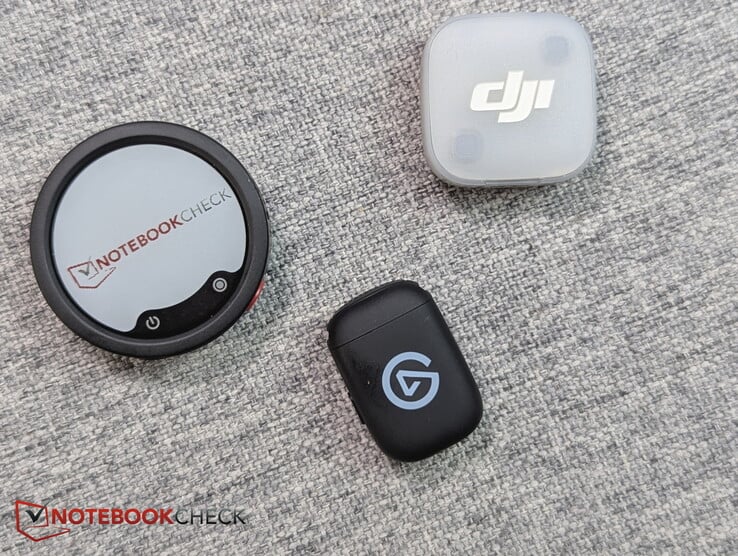 下:Elgato Wave Go(带有油腻的指纹);上:DJI Mic Mini;左:Insta360 Mic