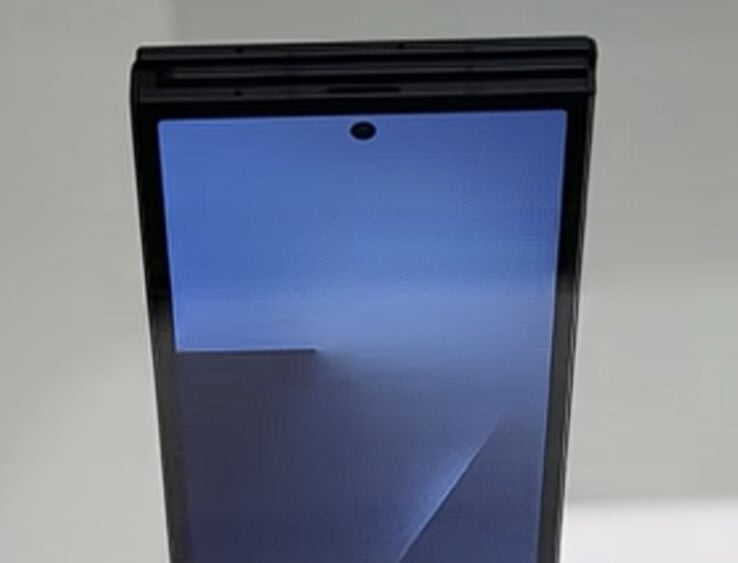 Galaxy Z TriFold 以现代标准来看似乎是一款厚实的可折叠手机。(图片来源:SBS Korea via Omokgyo Electronics Mall - 已编辑)