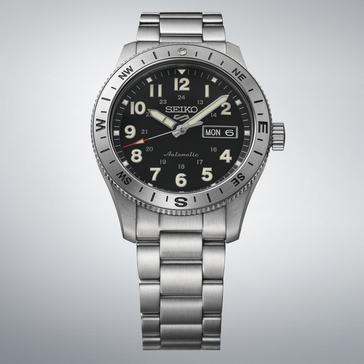 Seiko 5 Sports HDB006 自动野外手表，配黑色表盘、指南针表圈和不锈钢表链。
