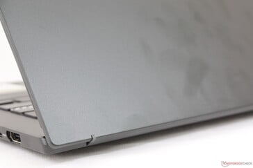 哑光的外盖略显粗糙，与Zenbook的光滑表面形成对比