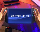 RPCS3 可以运行比以往更多的 PS3 游戏。如图所示： Legion 顶部带有 RPCS3 徽标的 Go 2。