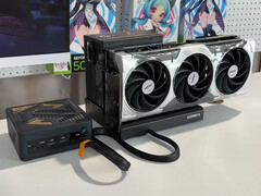 TA255 因不支持 PCIe 5.0 而受到限制。图：连接到 eGPU 底座的迷你 PC。