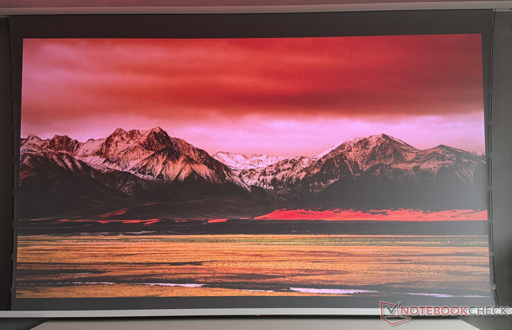 在日光下（右侧窗口正面），VisionMaster Max 仍能提供清晰可辨的图像