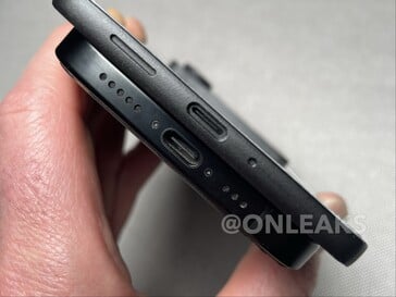 Galaxy S26 Edge 与 iPhone 16 Pro 的假机对比。(图片来源：OnLeaks on X）