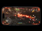 搭载 A19 Pro 芯片的 iPhone 17 Pro Max 的游戏画面，展现了高强度的战斗，画面细腻，屏幕上操作简单。(图片来源：Apple)