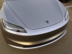 带有前保险杠摄像头和转向灯柄的 2026 款 Model 3。(图片来源：Sawyer Merritt/X）