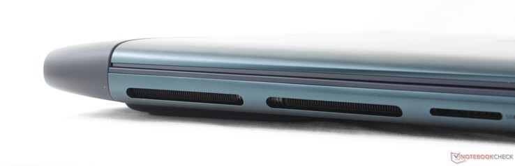 左：SD 读卡器、3.5 毫米耳机