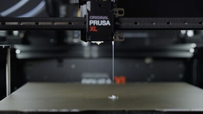 硅胶以液态形式挤出，几分钟内即可固化（图片来源：Prusa）