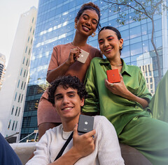 Razr 50s 包含与 Razr 50 相同的 6.9 英寸可折叠显示屏和 3.6 英寸覆盖式显示屏。(图片来源:摩托罗拉通过软银提供)