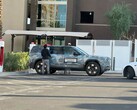 在特斯拉超级充电站充电的 Rivian R2（图片来源：Chrisediting on X）