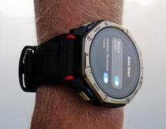 Amazfit T-Rex Dual Solar 在正面和背面都配备了太阳能电池。