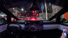 行动中的 Cybertruck FSD(图片来源:WholeMars/YT)