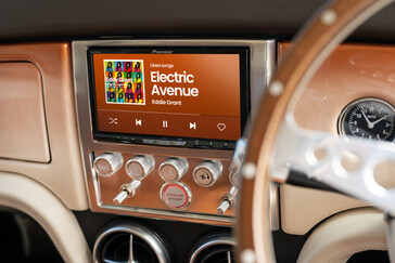 Mini eMastered 的内饰经过更新，配备了空调和四扬声器先锋环绕声系统，Android Auto 和Apple CarPlay。(图片来源：David Brown Automotive）