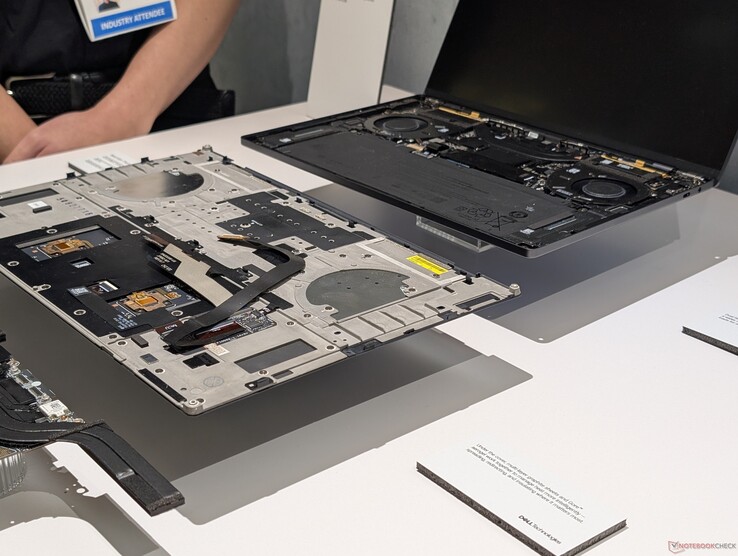 将 C 盖从 D 盖上移开时，小心不要损坏键盘带状电缆