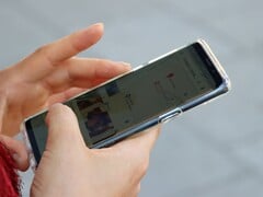 一只手正握着一部运行地图应用的安卓智能手机。